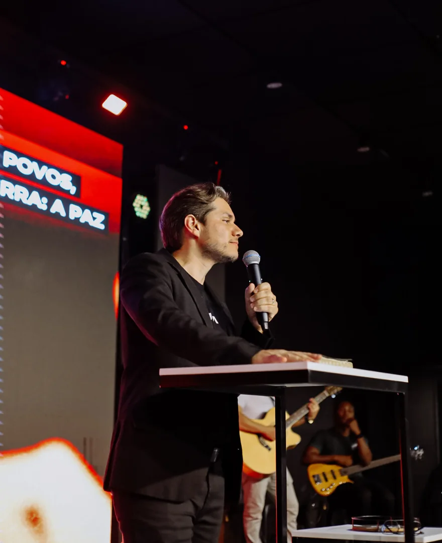 Pr. Fernando Marques pregando no púlpito